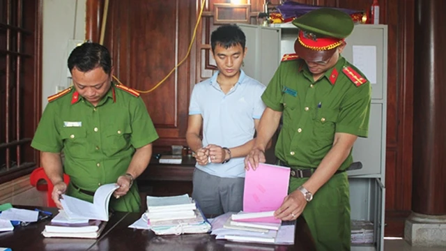 Bắt đối tượng Trần Văn Tuấn và khám xét nơi làm việc.