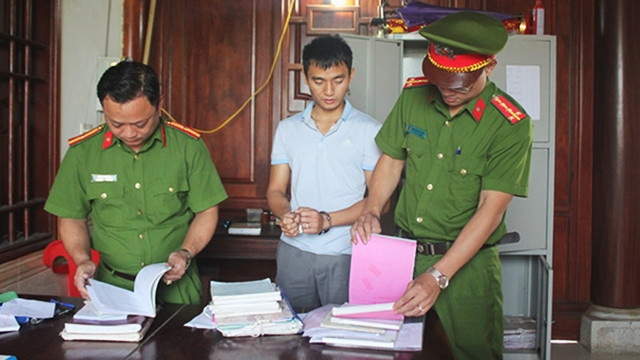 Bắt đối tượng Trần Văn Tuấn và khám xét nơi làm việc.