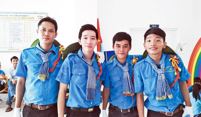 Học viên Mạc Vương Thịnh (người thứ hai từ trái sang) cùng các bạn đoàn viên phường 4, quận 10.
