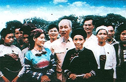 Bác Hồ với đồng bào các dân tộc