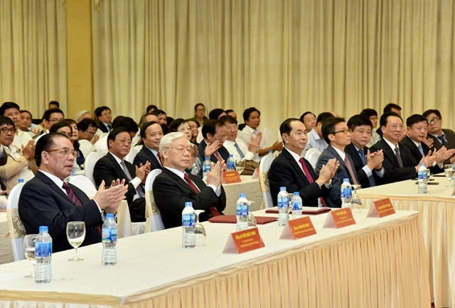 Các đồng chí lãnh đạo, nguyên lãnh đạo Đảng, Nhà nước và các đại biểu dự Lễ kỷ niệm. 