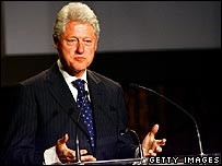 Cựu Tổng thống Mỹ B. Clinton: Giá thuốc chữa HIV/AIDS giảm tới 50%