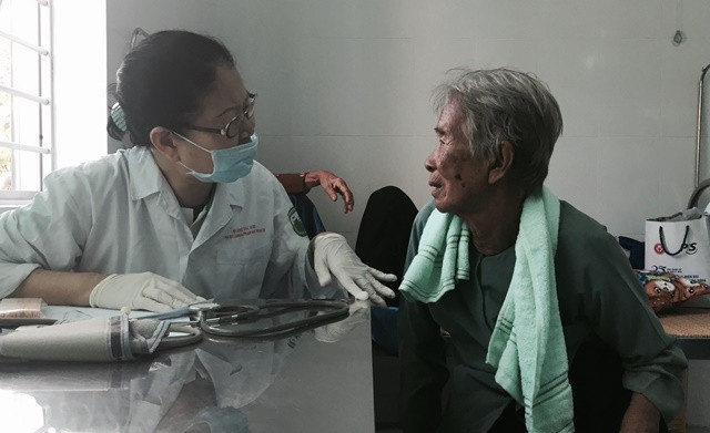 Cán bộ, giảng viên, sinh viên Đại học Y khoa Phạm Ngọc Thạch trong một chuyến phối hợp với Báo Nhân Dân tổ chức khám chữa bệnh từ thiện, tặng quà cho người dân tại Bến Tre.