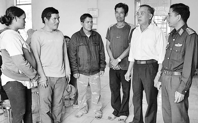 Già làng Rơ Châm Chích (thứ hai từ phải sang) ở làng Beng, xã Ia Chía, huyện Ia Grai (Gia Lai) tuyên truyền, phổ biến chính sách pháp luật cho người dân. Ảnh: ANH HUY