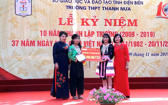 Cô giáo Lê Thị Kiều Oanh (ngoài cùng bên phải) trao học bổng tặng nữ sinh dân tộc thiểu số Trường THPT Thanh Nưa.