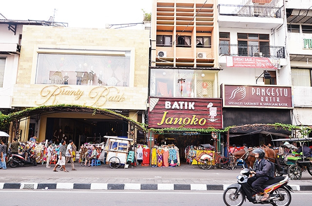 Con phố Malioboro với những cửa hàng batik san sát.