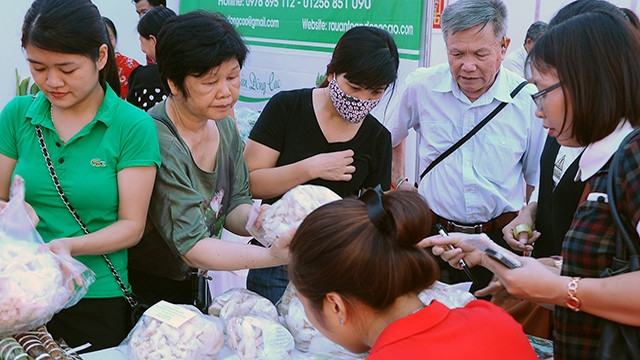 Hợp tác xã nông nghiệp giúp bà con nông dân tiếp cận thị trường tiêu thụ sản phẩm. Ảnh: NAM ANH