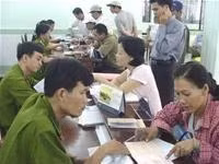 Luật cư trú sẽ giảm phiền hà cho người dân khi có hộ khẩu chỉ là chứng nhận cư trú. Trong ảnh: Cảnh người dân làm t