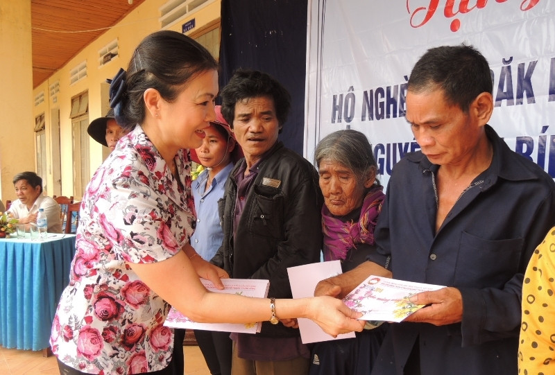 Phó Chủ tịch UBMTTQVN Trương Thị Ngọc Ánh trao quà cho các hộ nghèo tại xã Đác Côi, huyện Kon Rẫy, tỉnh Kon Tum.