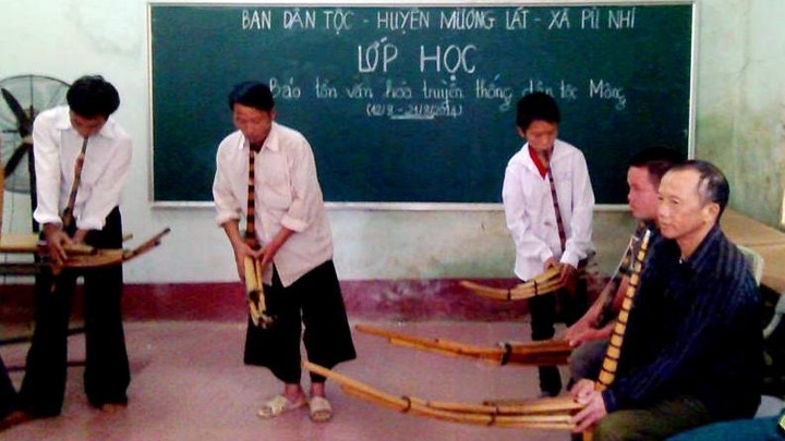 Tiết mục của các học viên lớp học Bảo tồn văn hóa truyền thống dân tộc Mông ở xã Pù Nhi, huyện Mường Lát (Thanh Hóa).