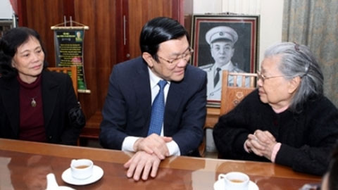 Chủ tịch nước Trương Tấn Sang thăm hỏi phu nhân cố Đại tướng Võ Nguyên Giáp (bên phải).