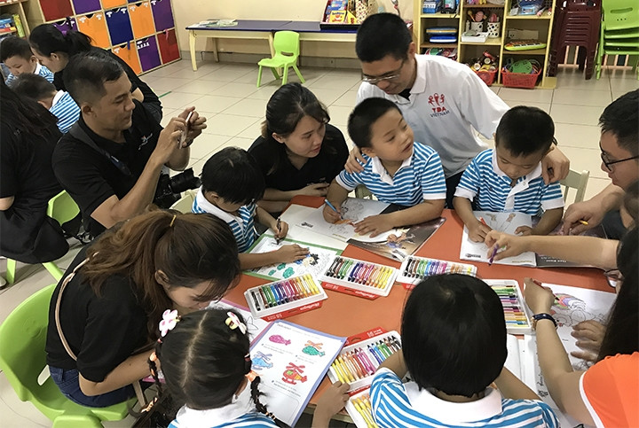 Sinh viên tình nguyện giao lưu, giúp đỡ các em nhỏ Trung tâm Bảo trợ xã hội trẻ em thiệt thòi tại TP Hồ Chí Minh.