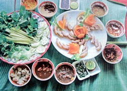 Món da bò hấp chấm
với 10 loại nước chấm.