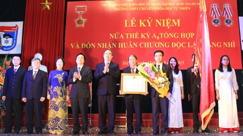 Đồng chí Nguyễn Thiện Nhân ghi nhận, biểu dương và chúc mừng thành tích nhà trường.