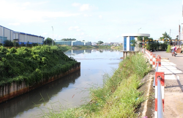 Đoạn cuối kênh Ba Bò từ Bình Dương đổ vào phía TP Hồ Chí Minh.