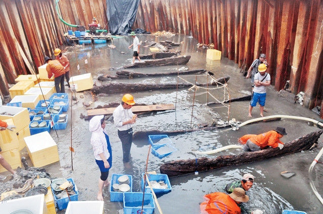 Tàu chở cổ vật tại Bình Châu (Quảng Ngãi) được trục vớt năm 2013. Ảnh: Nguyễn Dân