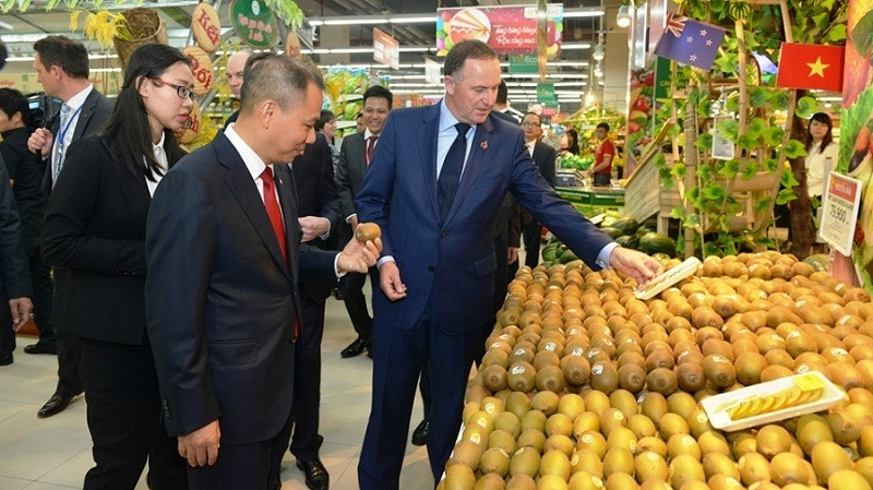 Thủ tướng New Zealand John Key thăm siêu thị VinMart.