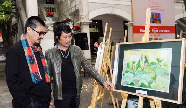 Các họa sĩ Đào Hải Phong và Phạm Trần Quân tại Triển lãm.