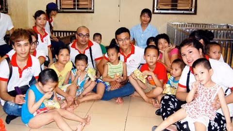 Những món quà hảo tâm đến tận tay các em.