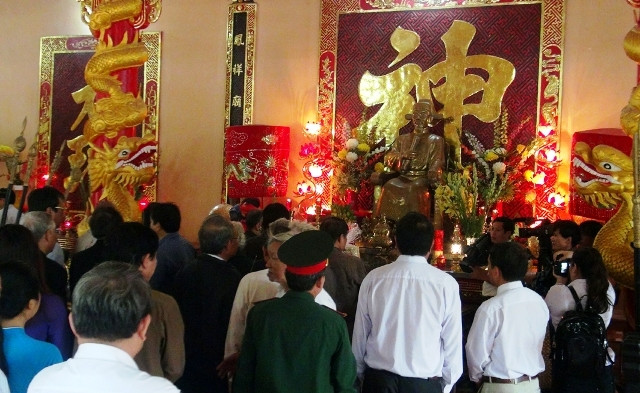 Dâng hương tưởng nhớ Thành hoàng Lương Văn Chánh.