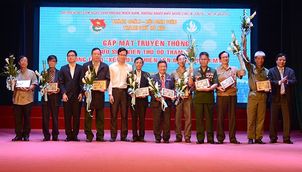 Trao tặng giải thưởng Cống hiến cho 11 đồng chí từng tham gia phong trào "Xếp bút nghiên lên đường đánh Mỹ".