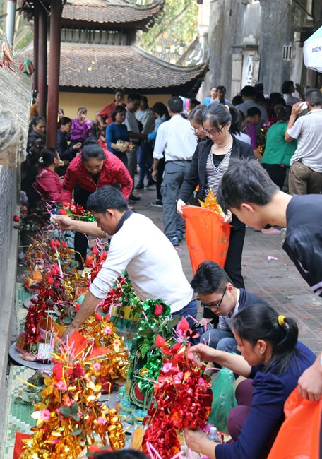 Nạn đốt vàng mã vẫn diễn ra tràn lan ở đền Bà Chúa Kho. Ảnh: Minh Phú