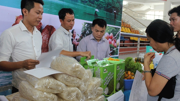 Người tiêu dùng tìm hiểu thông tin về nông sản Bắc Cạn.