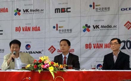 Nhạc sĩ Phú Quang - Đại diện VK Media - Giám đốc Trung Tâm Văn Hóa Hàn Quốc Park Nark Jong