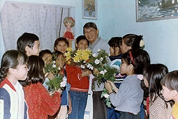 Nhà thơ Phạm Hổ (đứng giữa) cùng<br>các cháu thiếu niên nhi đồng.