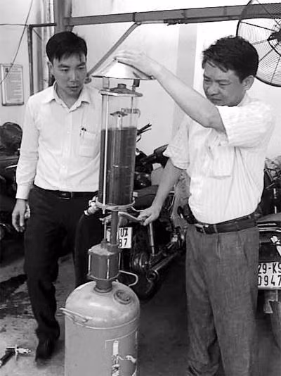 Kiểm tra cây bơm xăng mi-ni.