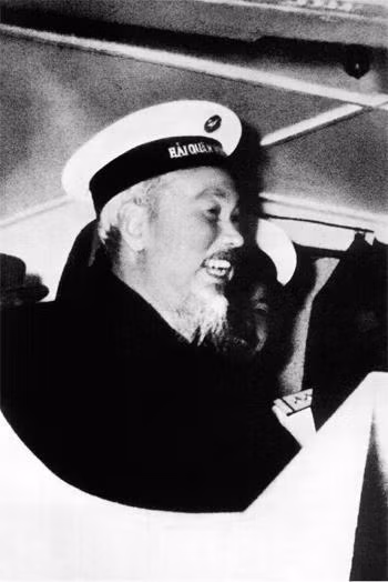 Bác Hồ thăm tàu hải quân nhân dân Việt Nam. Ảnh: TƯ LIỆU