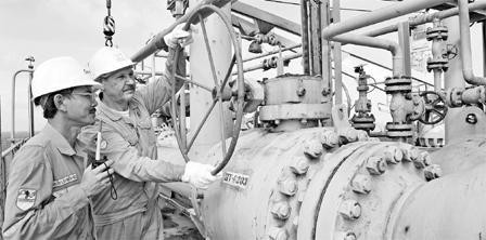 Kỹ sư Nga và Việt Nam làm việc tại Giàn công nghệ Trung tâm số 2 mỏ Bạch Hổ. Ảnh: TRẦN HẢI