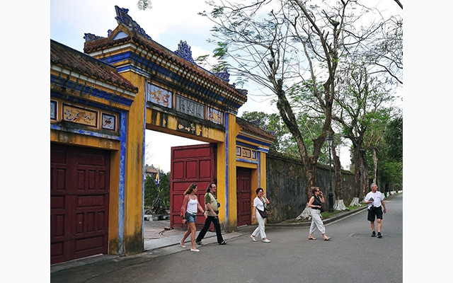 Du khách nước ngoài tham quan quần thể di tích Kinh thành Huế. Ảnh: Trung Phong