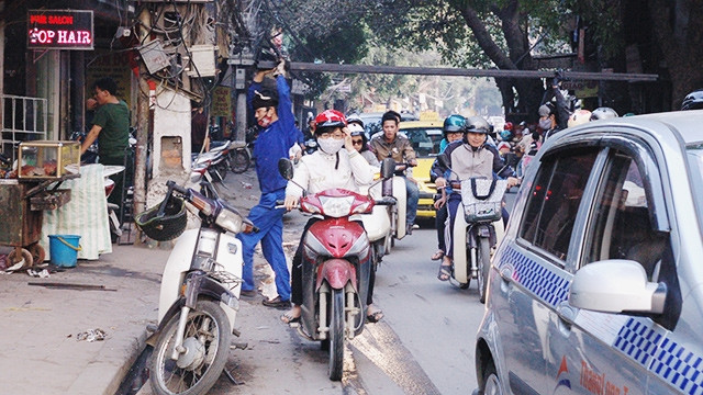 Xe chở sắt, thép dàn hàng lấn chiếm lòng đường.