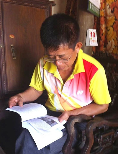 Nguyên Tiểu đội trưởng đặc công Bùi Đức Hòa đang giới thiệu Tập 3 Cuốn hồi ký “Trại Đa-vít 823 ngày đêm” của Nhà xuất bản Quân đội Nhân dân với phóng viên.