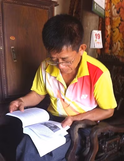 Nguyên Tiểu đội trưởng đặc công Bùi Đức Hòa đang giới thiệu Tập 3 Cuốn hồi ký “Trại Đa-vít 823 ngày đêm” của Nhà xuất bản Quân đội Nhân dân với phóng viên.