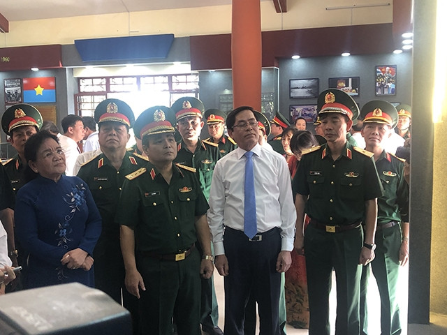 Dâng hương tại Khu Di tích lịch sử Chiến thắng Tua Hai