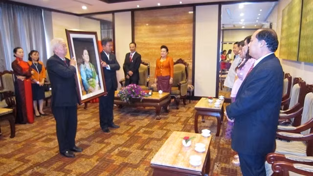 Lễ trao tặng bức tranh thêu chân dung phu nhân Keosaichay Sayasone.