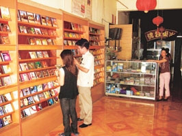 Khách hàng chọn mua băng tại cửa hàng
của hãng Hồ Gươm AUDIO - VIDEO.