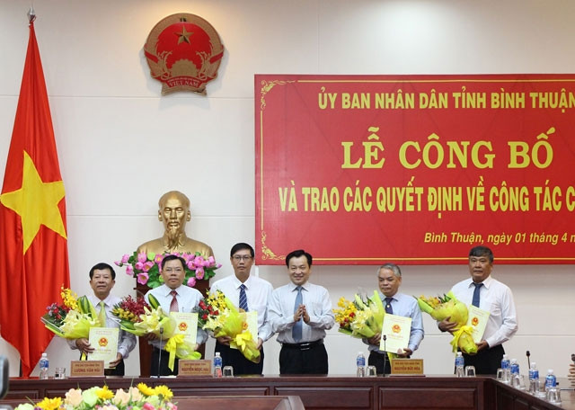 Chủ tịch UBND tỉnh Bình Thuận cùng các cán bộ được trao Quyết định điều động bổ nhiệm lãnh đạo một số sở, ngành của tỉnh.
