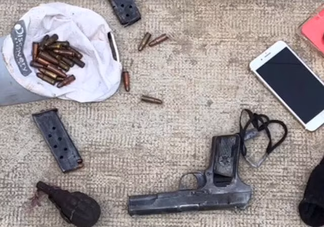 Vũ khí thu được trên người đối tượng.