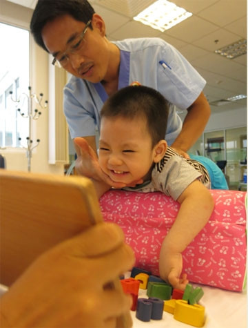 Thể trạng và tinh thần bé Bùi Duy Nghĩa đã tiến bộ vượt bậc.