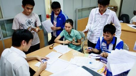 Thí sinh nộp hồ sơ thi đại học tại Trường đại học Khoa học xã hội và Nhân văn.        Ảnh: NGUYỆT ANH