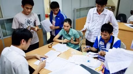 Thí sinh nộp hồ sơ thi đại học tại Trường đại học Khoa học xã hội và Nhân văn.        Ảnh: NGUYỆT ANH