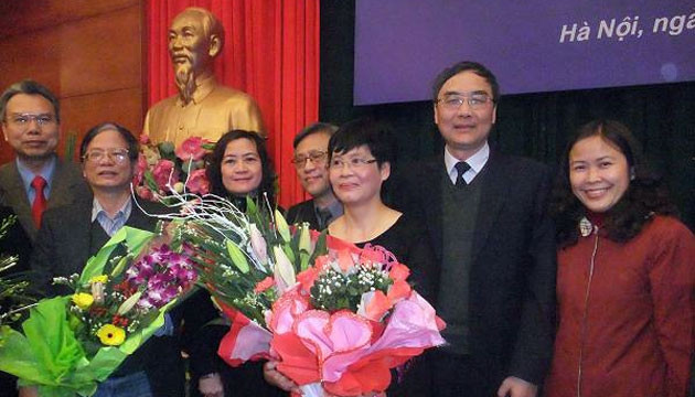 Đồng nghiệp Viện HLKH và CNVN chúc mừng PGS. Lương Chi Mai (đứng giữa) nhận Giải thưởng Kovalevskaya.