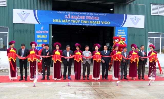 Các đồng chí lãnh đạo tỉnh, Công ty Vicosimex cắt băng khánh thành Nhà máy thủy tinh Glass Vico.