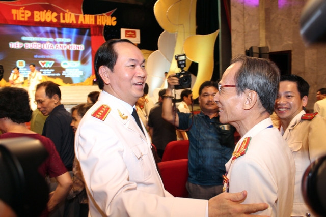 Đại tướng Trần Đại Quang, Bộ trưởng Công an với Đại tá Trần Đình Côn tại buổi giao lưu Tiếp bước lửa anh hùng.