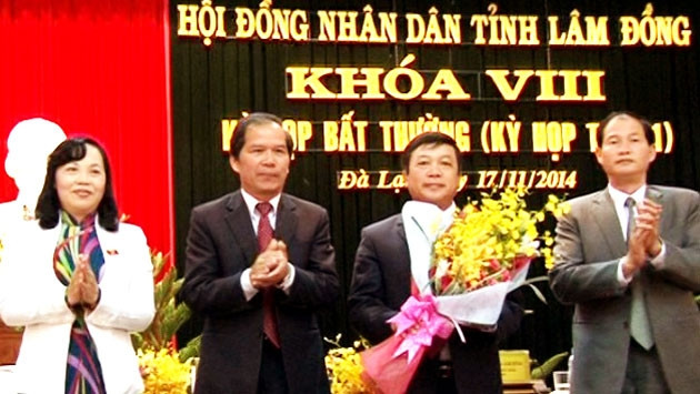 Bí thư Tỉnh ủy Lâm Đồng (thứ hai, bên trái) tặng hoa chúc mừng tân Chủ tịch UBND tỉnh Đoàn Văn Việt.