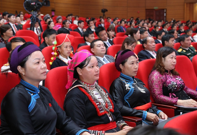 Nhờ làm tốt công tác quy hoạch đào tạo, tỷ lệ cán bộ trẻ, cán bộ nữ, cán bộ người dân tộc thiểu số của tỉnh Lào Cai tham gia cấp ủy khóa mới đều đạt cao. Trong ảnh: Các đại biểu nữ dự Đại hội Đảng bộ 