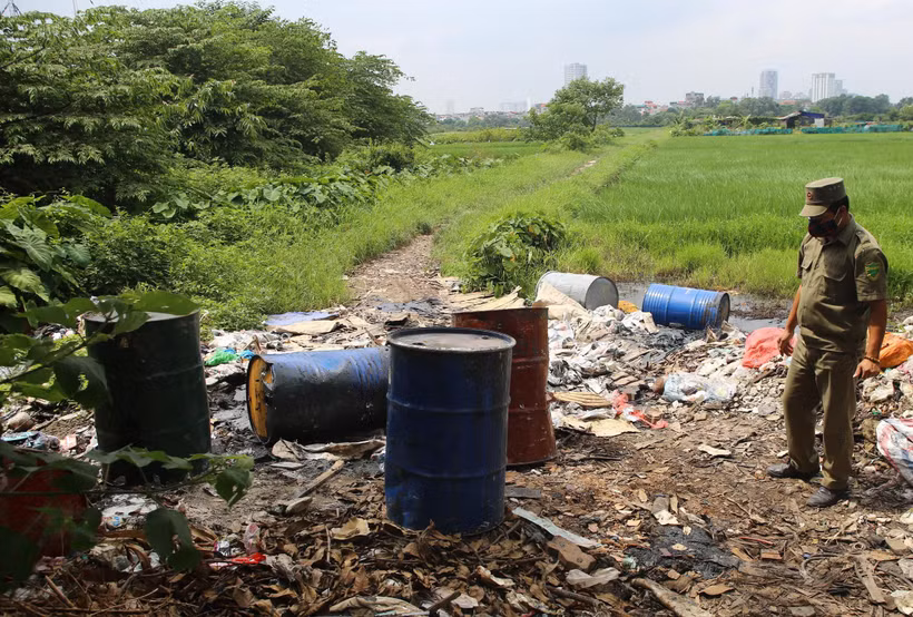 Bừa bãi chất thải hóa học trên đại lộ Thăng Long